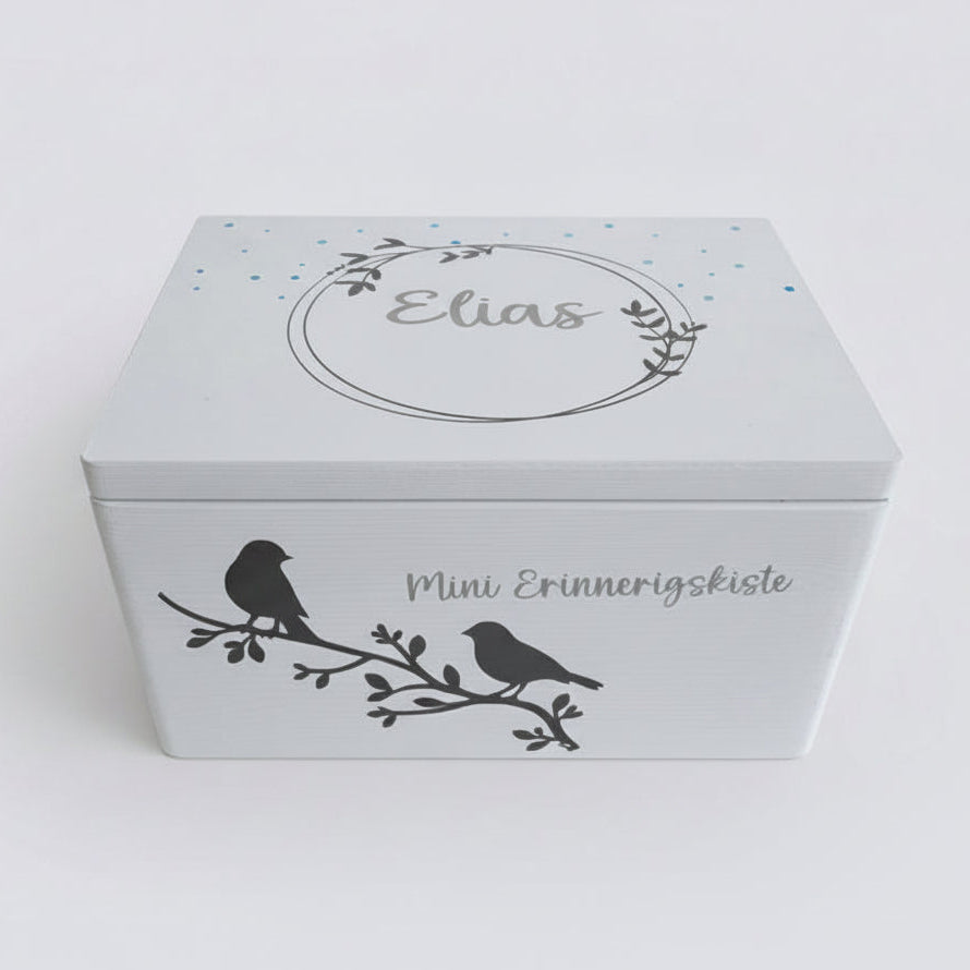 Personalisierte Erinnerungsbox für Baby in Blau mit silber Namen Elias und blauen punkten auf weissem Hintergrund
