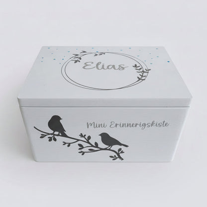 Personalisierte Erinnerungsbox für Baby in Blau mit silber Namen Elias und blauen punkten auf weissem Hintergrund