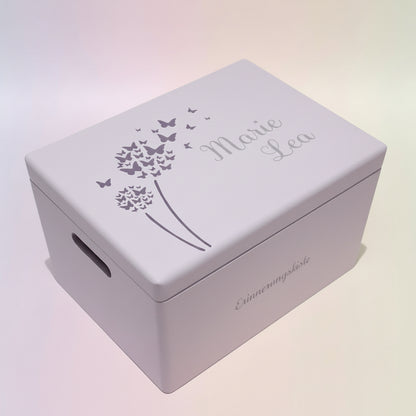 Erinnerungsbox Baby in Lila mit Schmetterling.