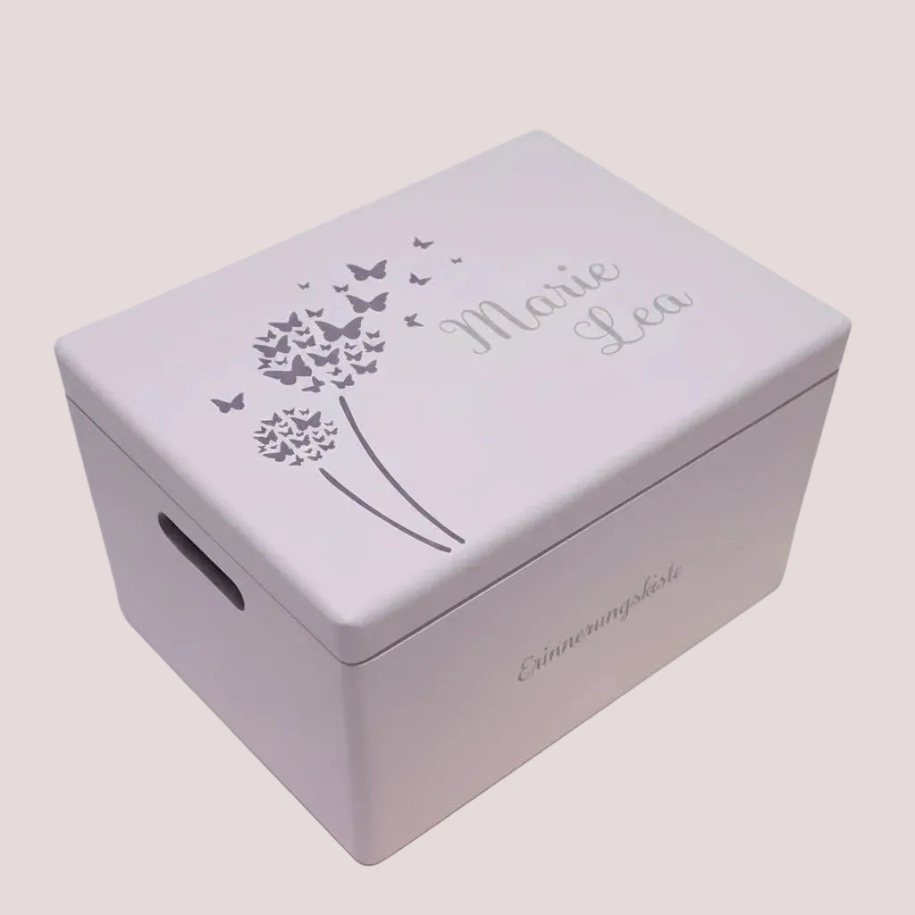 Personalisierte Erinnerungsbox für Baby in Lila mit Schmetterlingsmotiv und Name auf dem Deckel