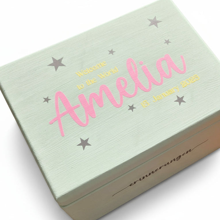 Personalisierte Erinnerungsbox für Baby in Mint mit pinkem Namen Amelia und silbernen Sternen auf weissem Hintergrund