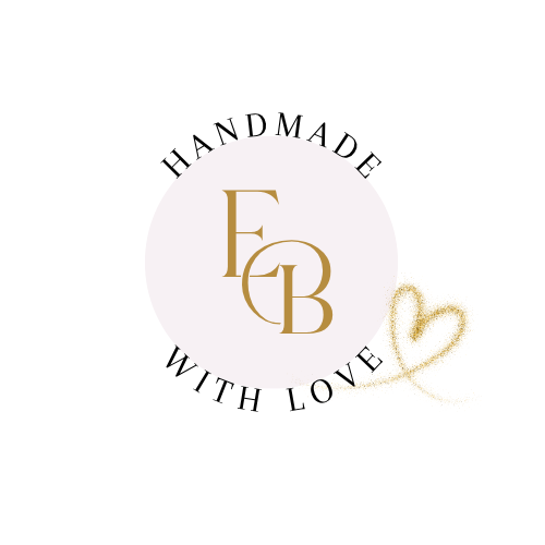 Monogramm-Logo von Erinnerungsboxen mit den Initialen E B, Kreis in zarten Pastelltönen und Schriftzug „Handmade with love“ mit goldenem Herz.